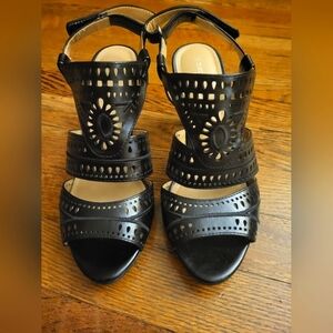 Black Ladies strappy sandal. Flattering and comfy